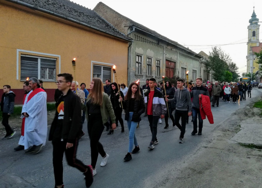 384_nepomuki_unnepseg_vonulas