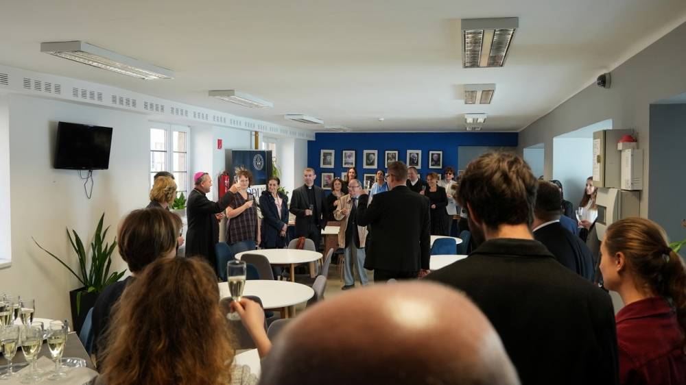 437_Egyetemi-lelkeszseg-irodaja-059