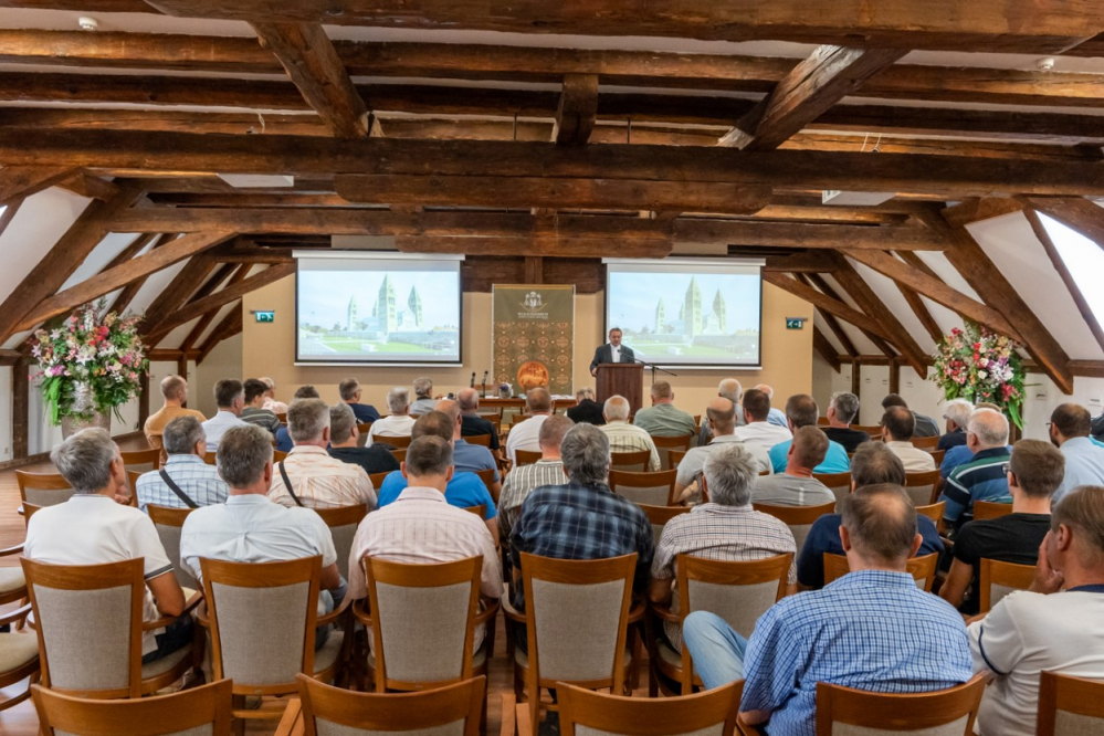 676_Ferfitalalkozo Pecs szept