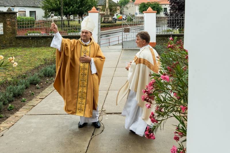 imgi_20_thumb_680_Szakaly_templommegaldas_21