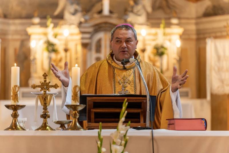 imgi_29_thumb_680_Szakaly_templommegaldas_30