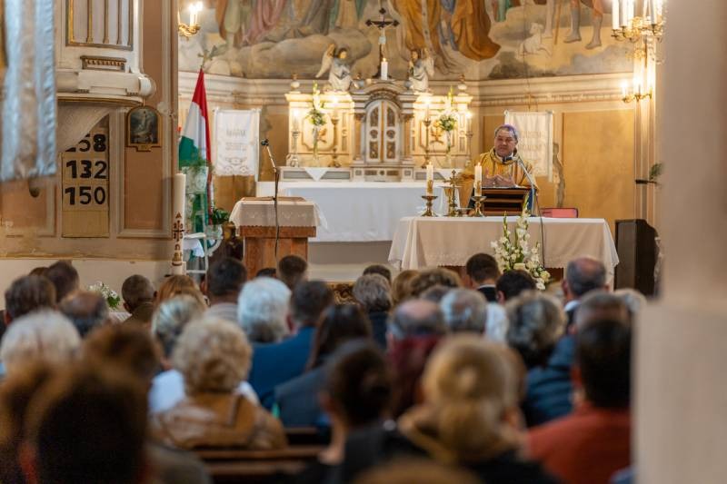 imgi_30_thumb_680_Szakaly_templommegaldas_31