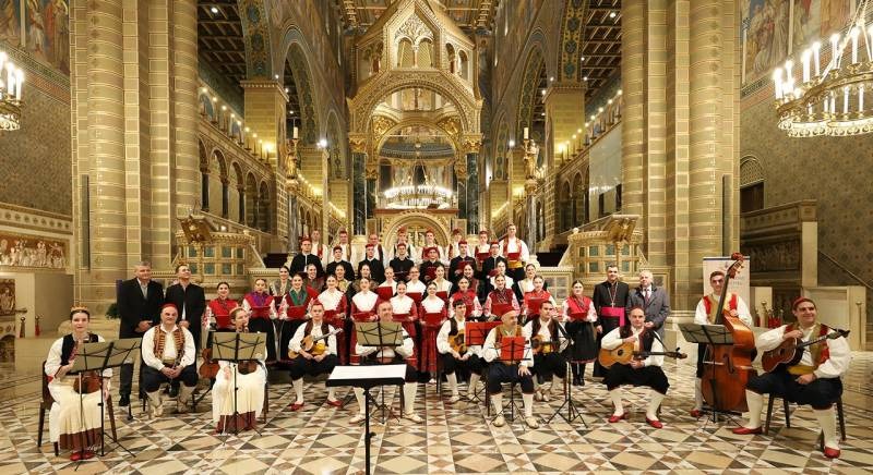 imgi_14_thumb_729_horvat_advent11