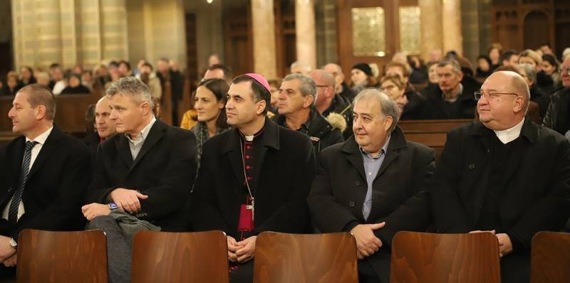 imgi_4_thumb_729_horvat_advent02