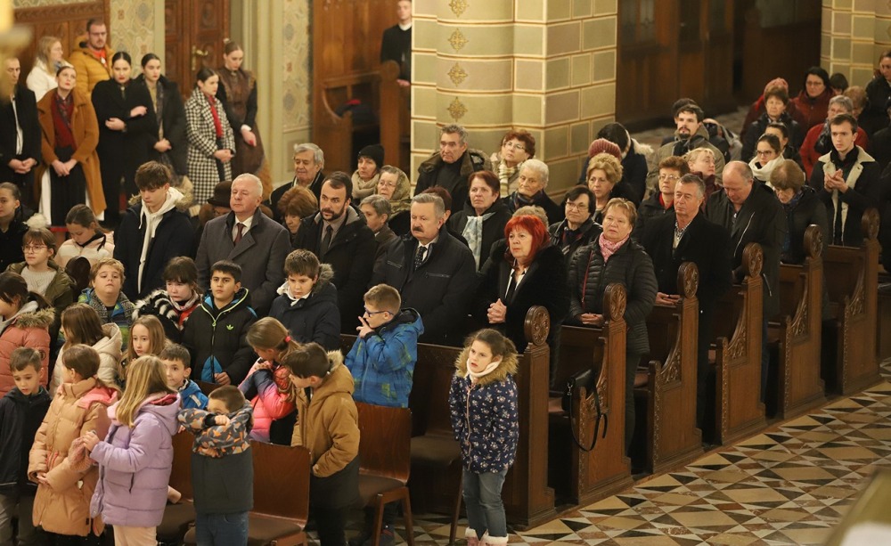 imgi_68_729_horvat_advent22