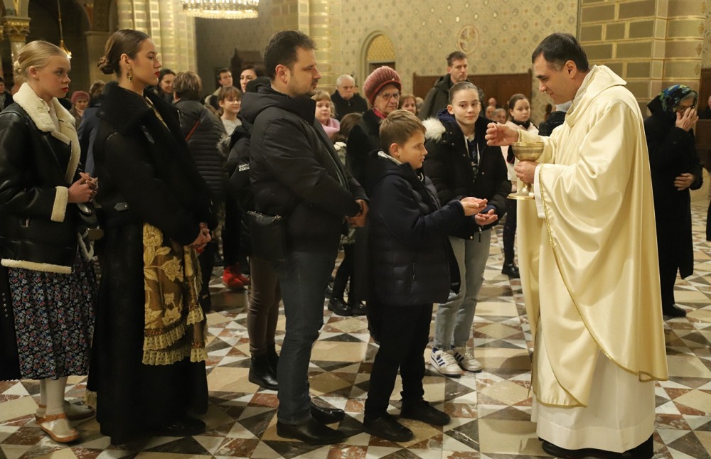 imgi_70_729_horvat_advent23