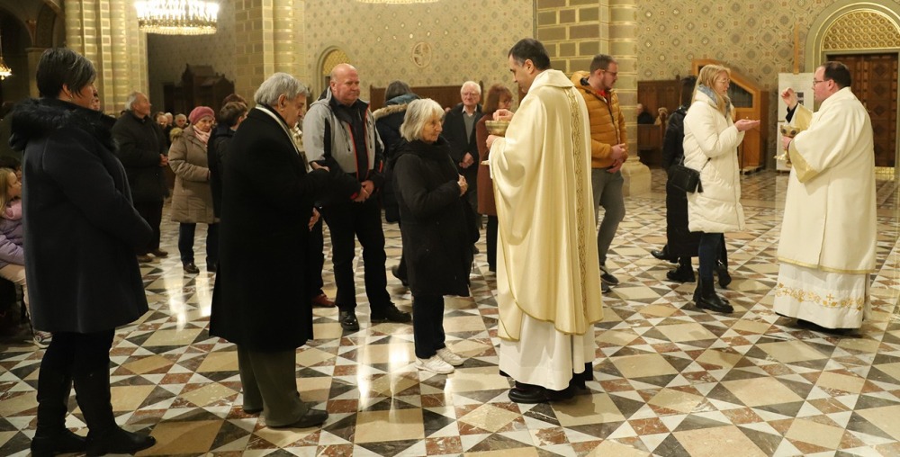 imgi_72_729_horvat_advent26