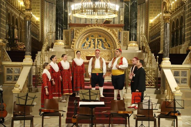 imgi_9_thumb_729_horvat_advent06