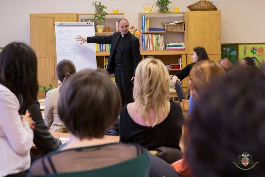 imgi_25_1188_6421_zoomed_szent_mor_ovoda_tala-lkozo_a_puspokkel_web-20160518-24